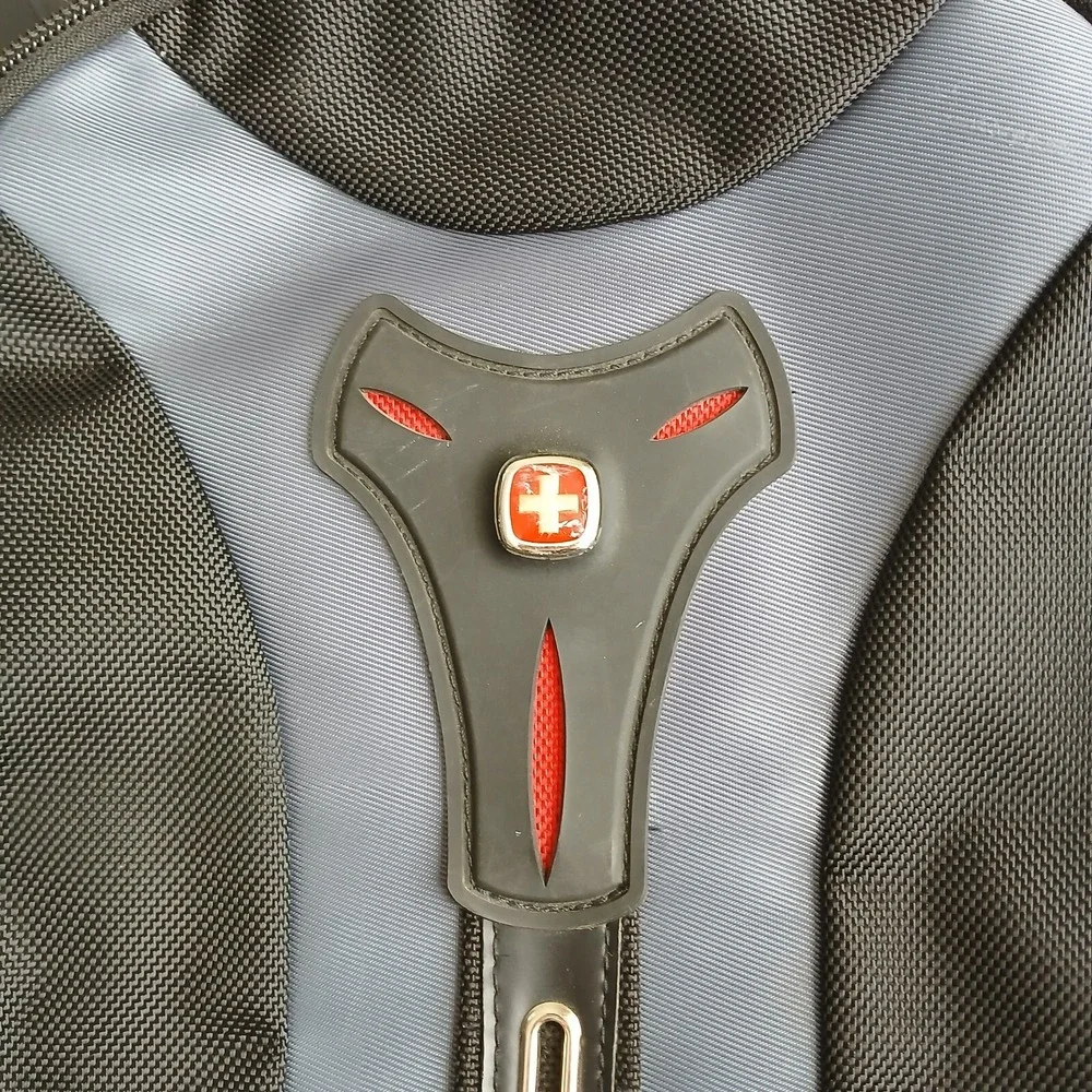 Swiss Tech broken zipper
